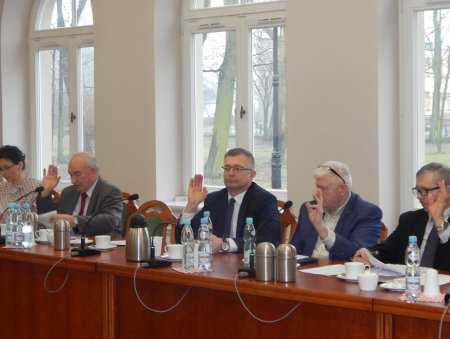Dzielą pieniądze na drogi powiatowe