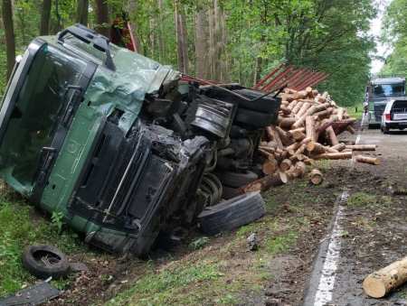 Osobówka zderzyła się z przewożącą drewno ciężarówką