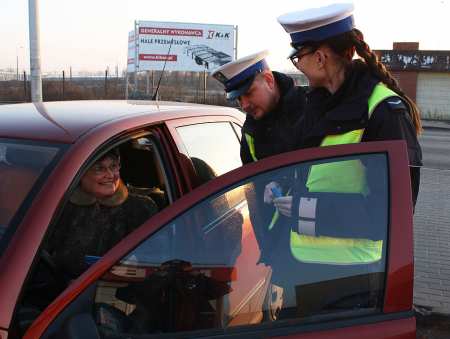 Policjanci rozdawali upominki