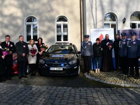 Otrzymali dwa nowe radiowozy nieoznakowane