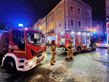 Strażacy gasili pożar w kamienicy
