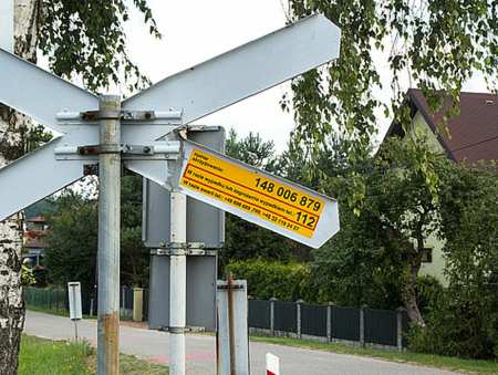 Żółte naklejki zapobiegają tragediom