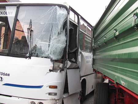 Ciągnik rolniczy wjechał w autobus