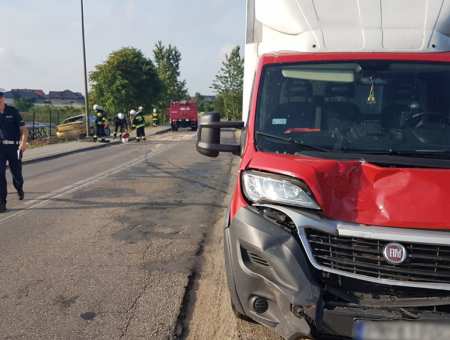 Osobówka zderzyła się z dostawczakiem