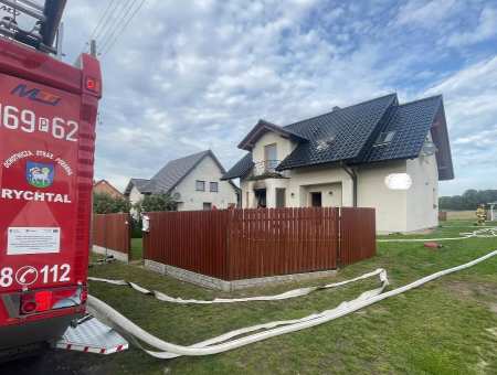 Strażacy gasili pożar budynku