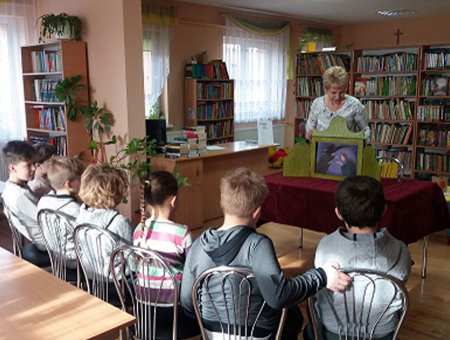 Magiczny teatrzyk kamishibai w bibliotece