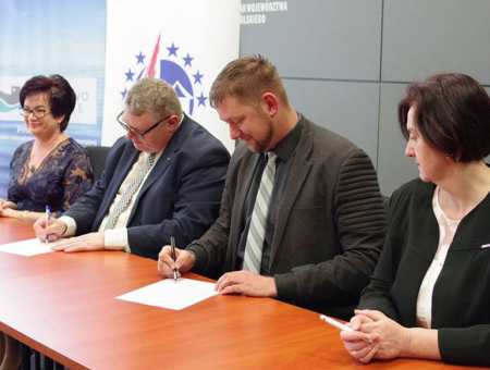 Wójt podpisał umowę z wicemarszałkiem