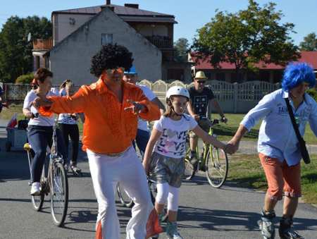 Rajd rolkarzy w rytmie disco