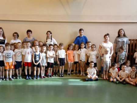 Zmagania sportowe z „Czerwonym Kapturkiem” w tle