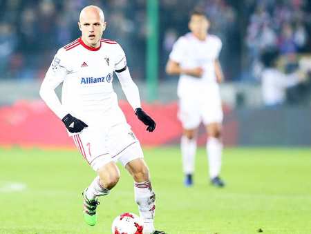 Legia i kluby Bundesligi kuszą Kurzawę