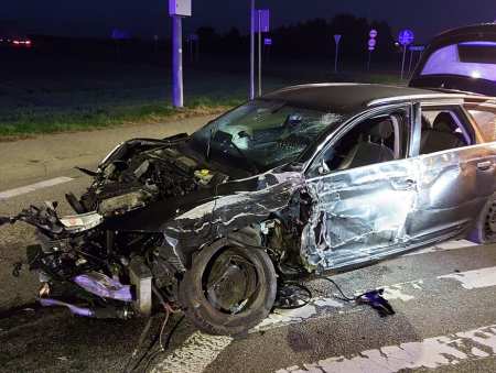 Uderzył w dwa pojazdy i przystanek