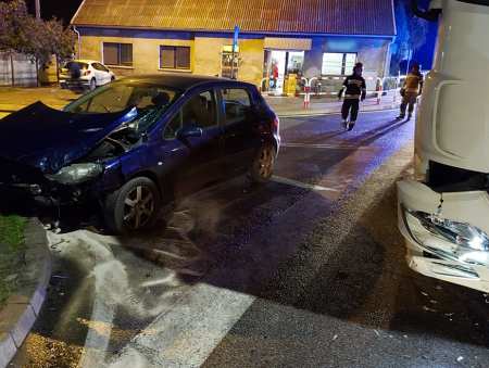 Zderzyły się osobówka i ciężarówka